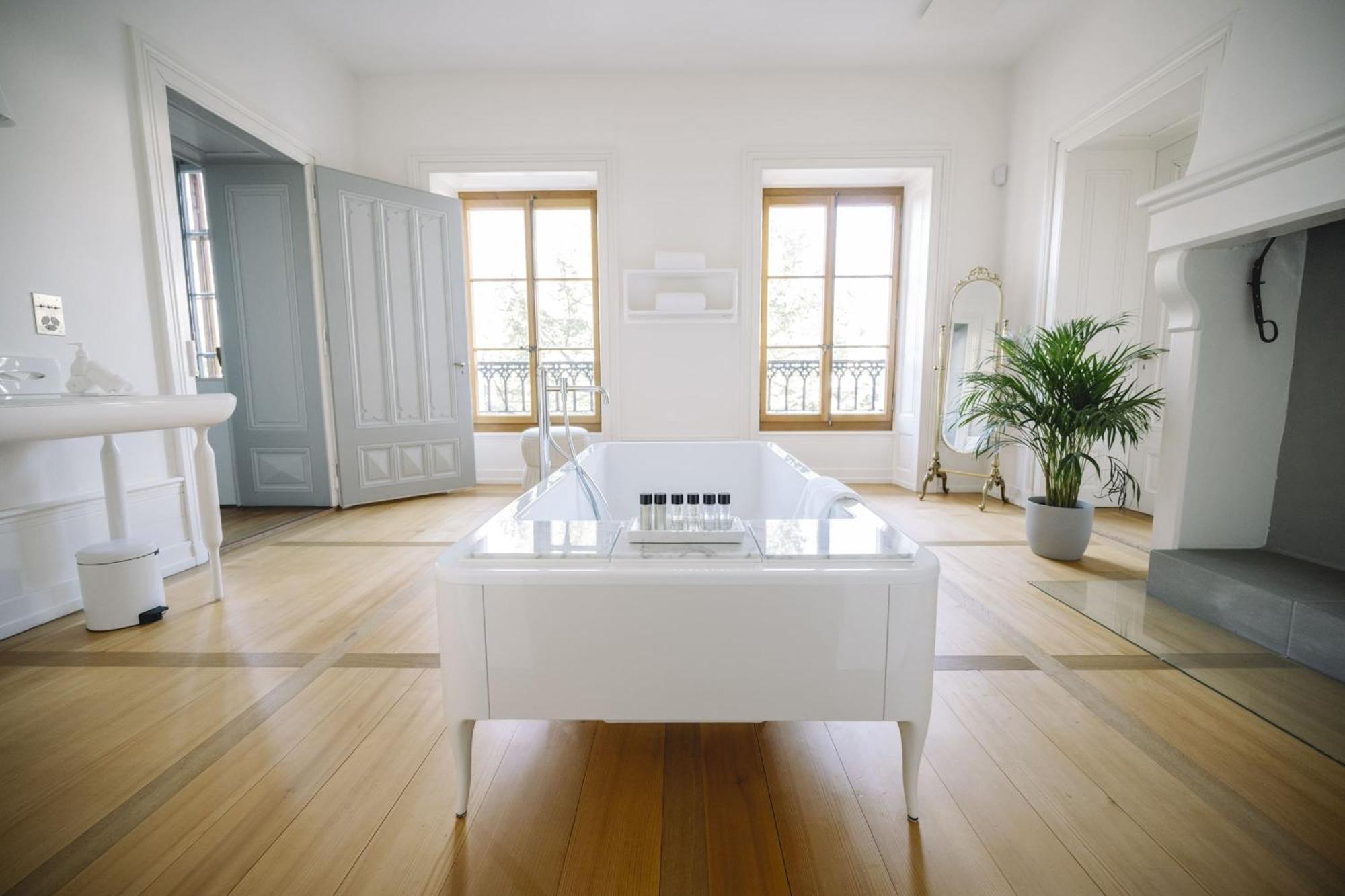 Chateau De L'Aile- Boutique Suites เวอเวย์ ภายนอก รูปภาพ